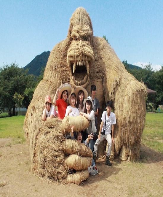 مجسمه حیوانات غول پیکر با ساقه های برنج